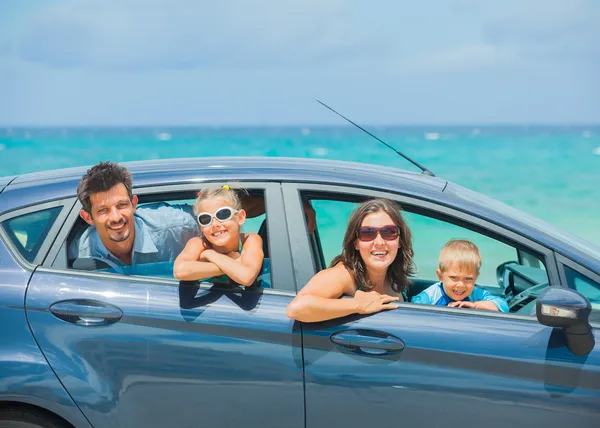 Eine vierköpfige Familie im Auto — Stockfoto