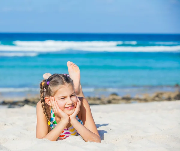 Adorable dziewczyna na plaży — Zdjęcie stockowe