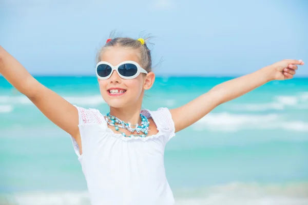 Schattig gelukkig lachend meisje op strandvakantie — Stockfoto
