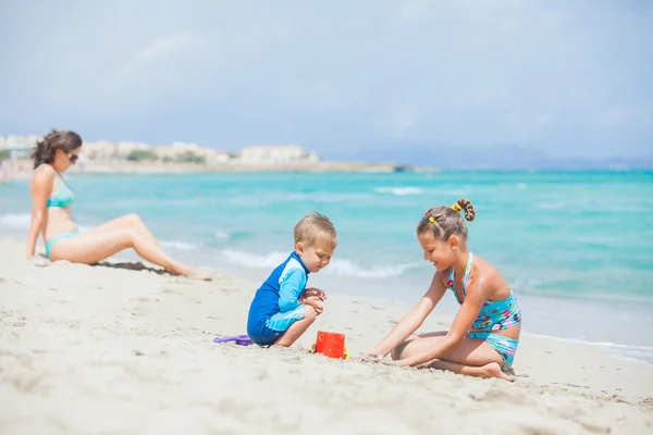समुद्र तट पर दो बच्चों को खेलने की तस्वीर — स्टॉक फ़ोटो, इमेज