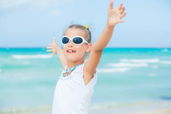 Schattig gelukkig lachend meisje op strandvakantie — Stockfoto