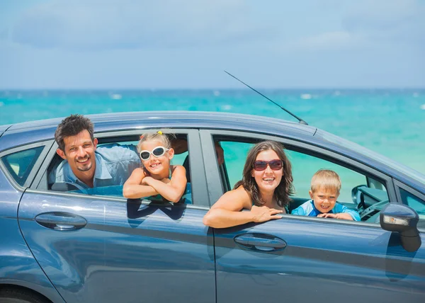 Een gezin van vier rijden in een auto Stockfoto