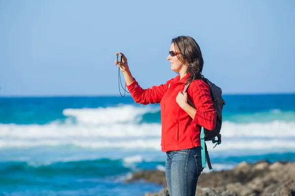 Young woman photographing a beautiful view — Stock Photo, Image