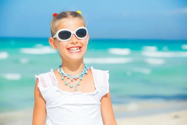 ビーチでの休暇に愛らしいの幸せな微笑の女の子 — ストック写真
