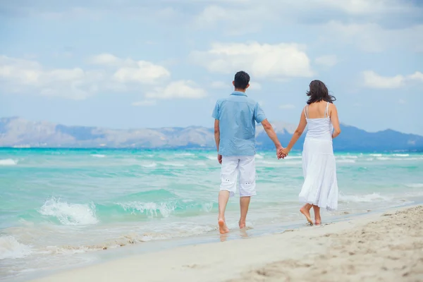 열 대 해변에서 산책 하는 행복 한 젊은 커플 — 스톡 사진