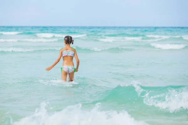 Sevimli kız sahilde — Stok fotoğraf