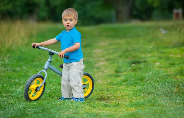 Bir bisiklet üzerinde mutlu çocuk — Stok fotoğraf