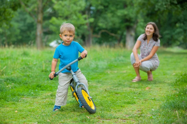 Little boy on a bicycle and his mother — Stock Photo, Image