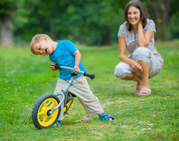 Liten pojke på cykel och hans mor — Stockfoto