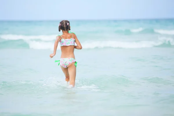 Αξιολάτρευτο κορίτσι στην παραλία — Φωτογραφία Αρχείου