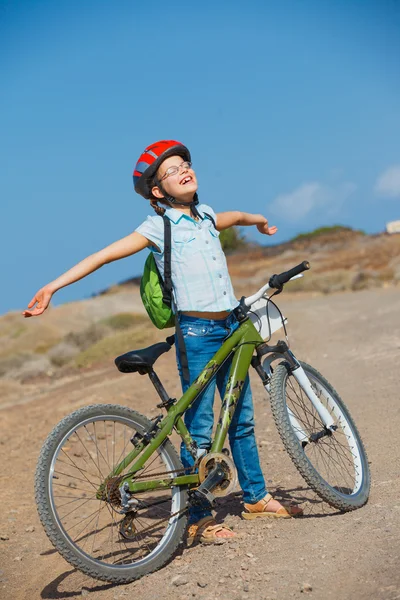 Bir bisiklet ve görünümü arayan genç kız — Stok fotoğraf