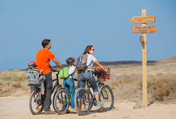 Family having a excursion on their bikes — Stock Photo, Image