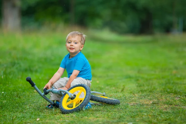 Счастливый мальчик на велосипеде — стоковое фото