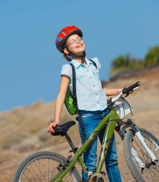 Ragazza adolescente su una bicicletta e guardando la vista — Foto Stock