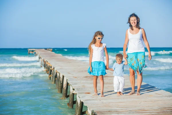 Familj på tre på brygga vid havet — Stockfoto