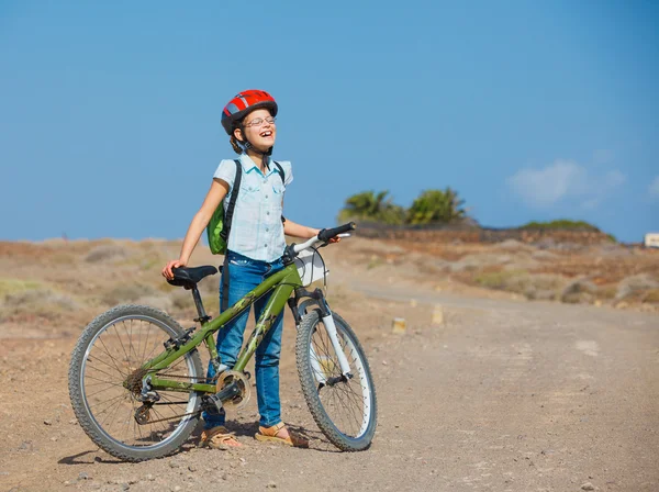 Tonåring tjej över en cykel och ser vyn — Stockfoto