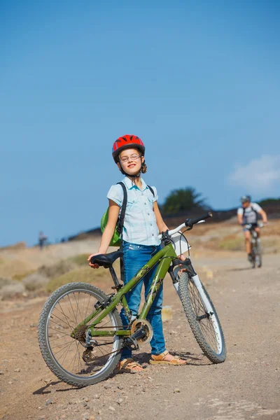 Adolescente menina sobre uma bicicleta e olhando para a vista — Fotografia de Stock