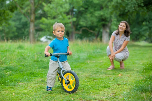 小男孩在一辆自行车和他的母亲 — 图库照片