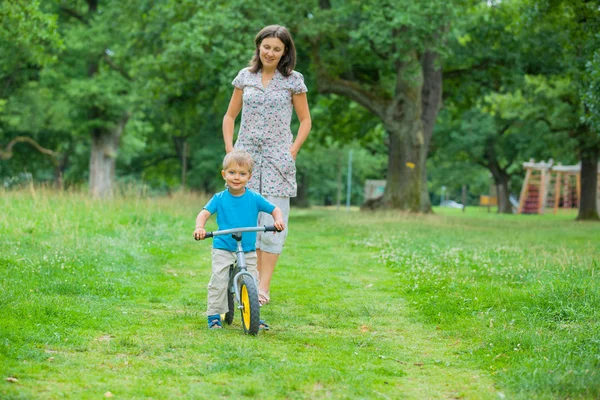 Kleiner Junge auf dem Fahrrad und seine Mutter — Stockfoto