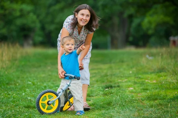 Liten pojke på cykel och hans mor — Stockfoto