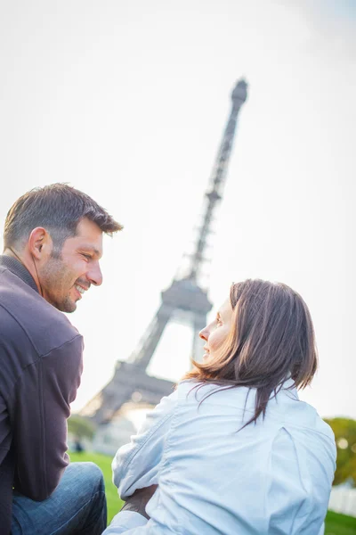 Giovane coppia romantica seduta a Parigi — Foto Stock