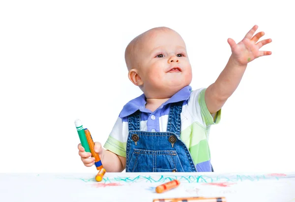 Маленький мальчик рисует мелками — стоковое фото