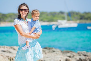 tropik sahil boyunca yürüyerek aile