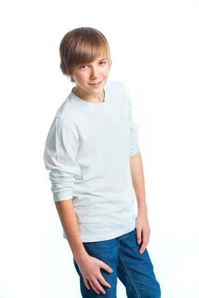 Porträtt av ung vacker pojke i vitt — Stockfoto