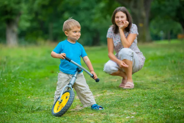 Маленький хлопчик на велосипеді і його мати — стокове фото