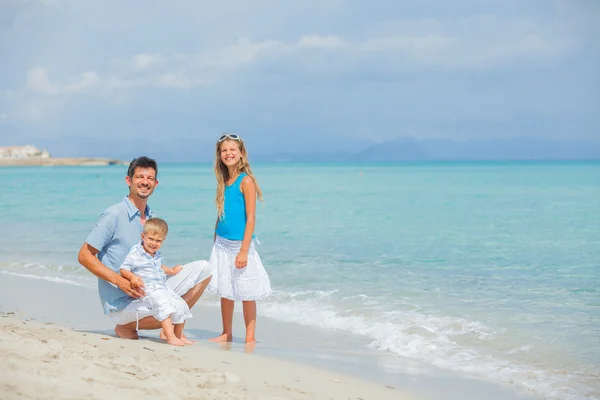 Apa és a két gyerek a tengerparti nyaralás — Stock Fotó