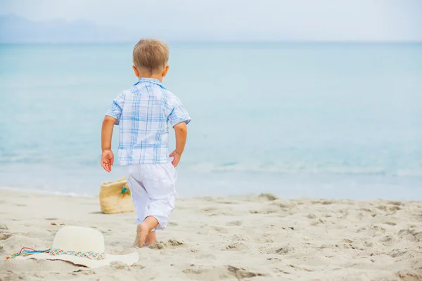 Pojke på strandsemester — Stockfoto