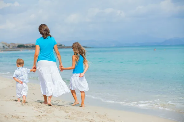 Mère et deux enfants s'amusent sur la plage — Photo