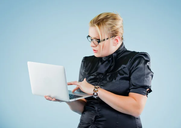 Mladá žena s laptopem nad bílá — Stock fotografie