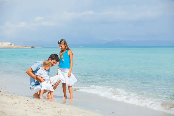 Pai com seus dois filhos em férias na praia — Fotografia de Stock
