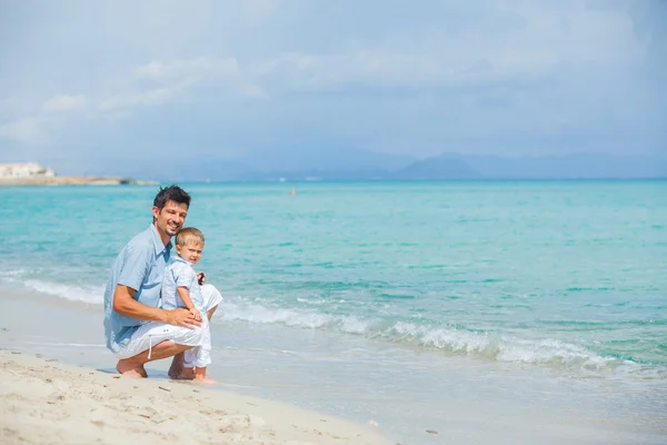 행복 한 아버지와 그의 아들 해변에서 재생 — 스톡 사진