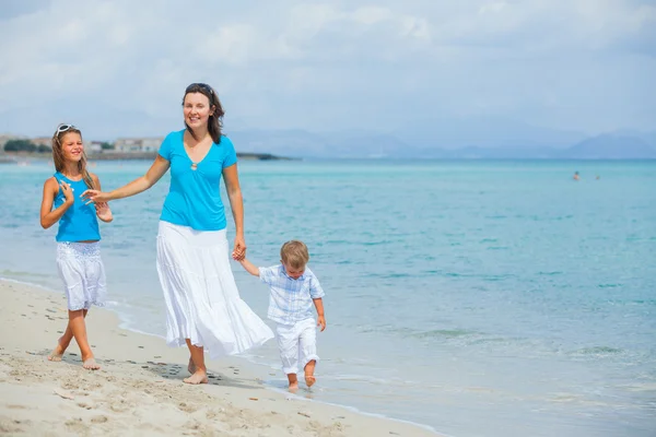 母亲和两个孩子在海滩上很开心 — 图库照片
