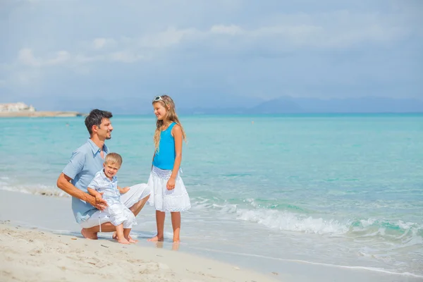 Vater mit zwei Kindern im Strandurlaub — Stockfoto