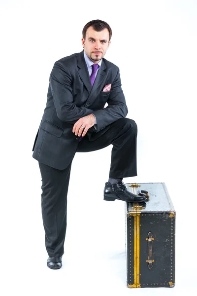 Portret van een zakenman met grote oude koffer — Stockfoto