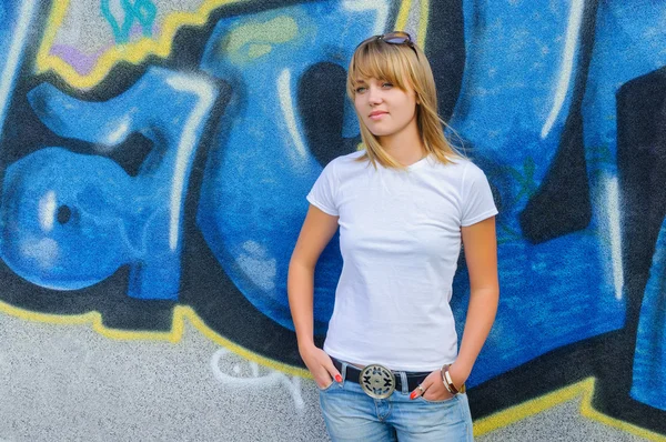 stock image Woman in front of graffiti