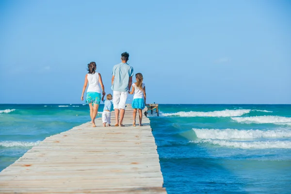 Famiglia di quattro persone sul pontile di legno vicino all'oceano — Foto Stock