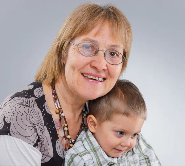 Ritratto di donna anziana con suo nipote — Foto Stock