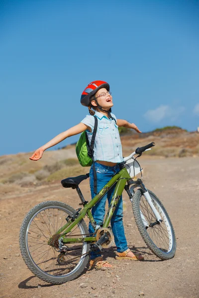 Bir bisiklet ve görünümü arayan genç kız — Stok fotoğraf