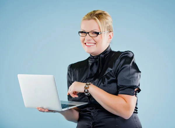 Giovane donna con computer portatile sopra bianco — Foto Stock