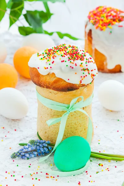 Stock image Easter cake and colorful eggs