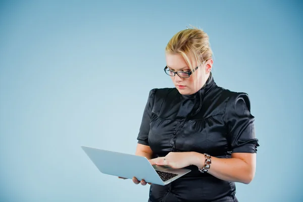 Ung kvinna med laptop över vita — Stockfoto