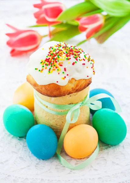 Easter cake and colorful eggs — Stock Photo, Image