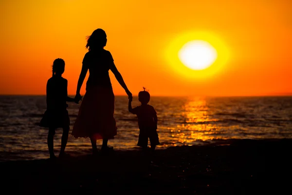 Madre e i suoi figli silhouette — Foto Stock