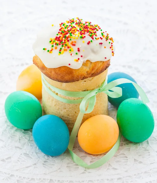 Easter cake and colorful eggs — Stock Photo, Image