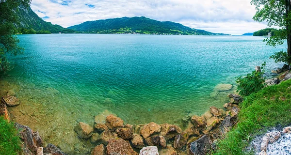 Panorama niebieski przejrzyste jezioro alpejskie. — Zdjęcie stockowe