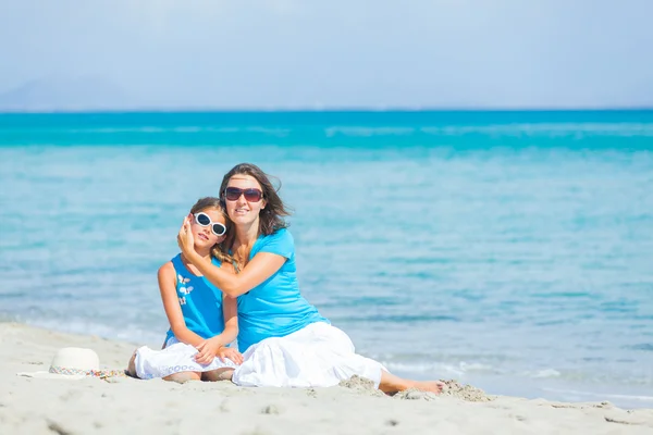 Мама з донькою на пляжі. — стокове фото